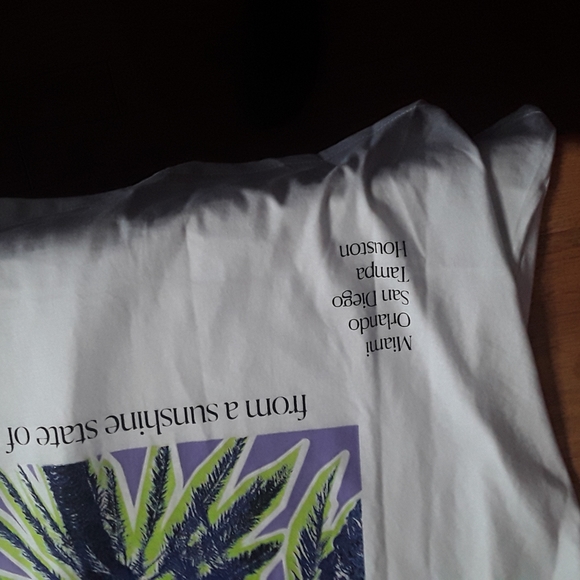 Brand new with tags trendy H&M city t shirt - Picture 3 of 17